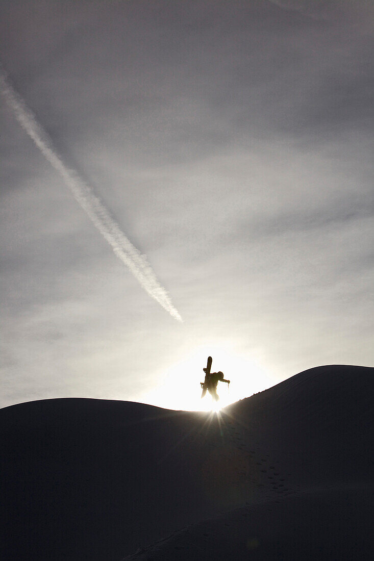 Snowboarder im Gegenlicht, Hahnenkamm, Tirol, Österreich