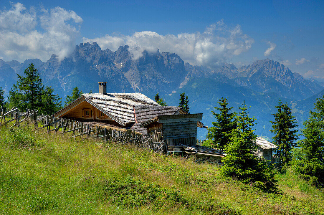 Berghütte mit Lienzer Dolomiten, Tirol, Österreich