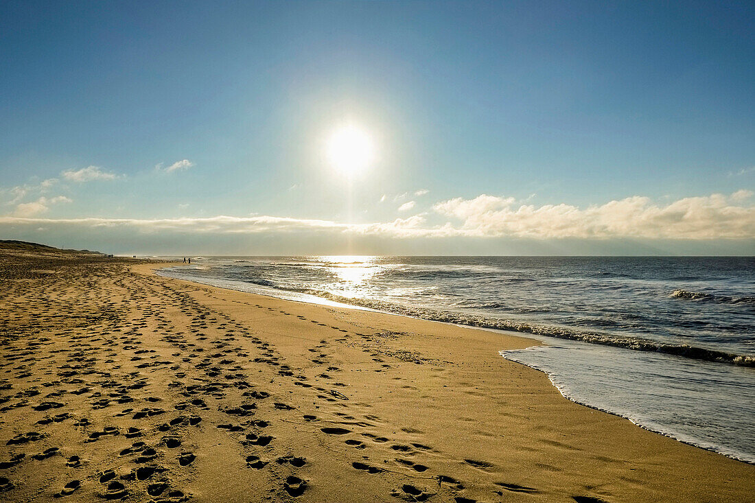 Gischt und Wellen am Strand von Rantum auf Sylt, Schleswig-Holstein, Norddeutschland, Deutschland