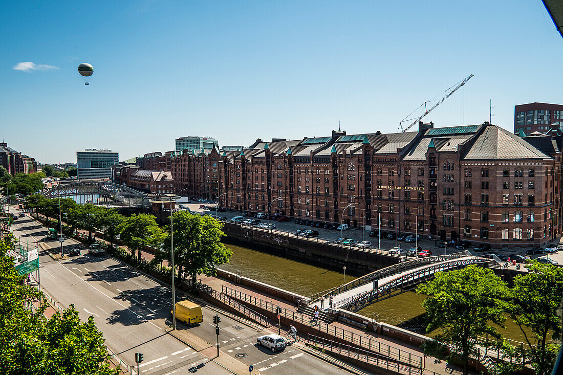 Blick auf die Speicherstadt und Strasse Bei den Mühren, Hamburg, Deutschland