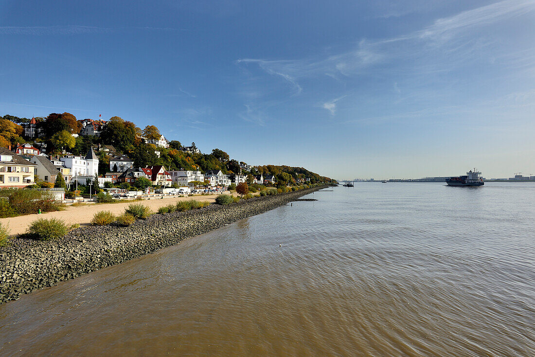 Blick auf die Elbe mit Treppenviertel und Süllberg von Blankenese, Hamburg, Nordeutschland, Deutschland