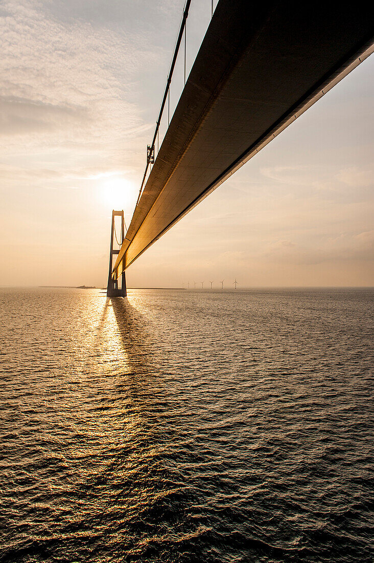 Öresundbrücke zwischen Dänemark und Schweden beim Sonnenuntergang,Ostsee, Öresund, Skandinavien