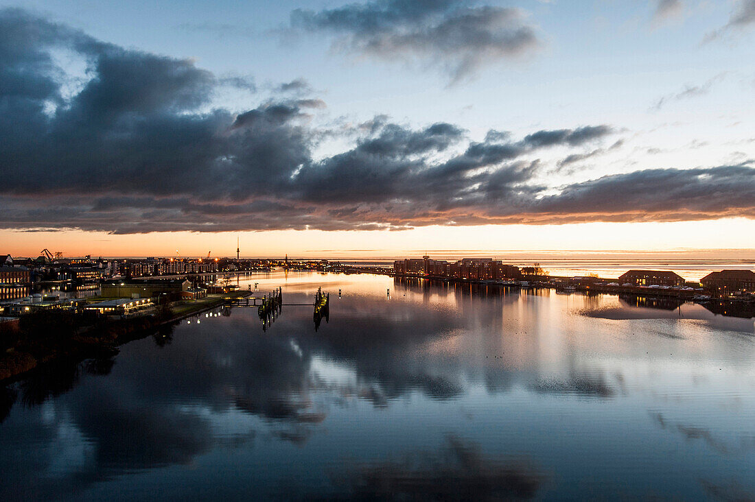 Blick auf Wilhelmshaven mit Sonnenaufgang über dem Jadebusen, Wilhelmshaven, Niedersachsen, Nordsee, Deutschland