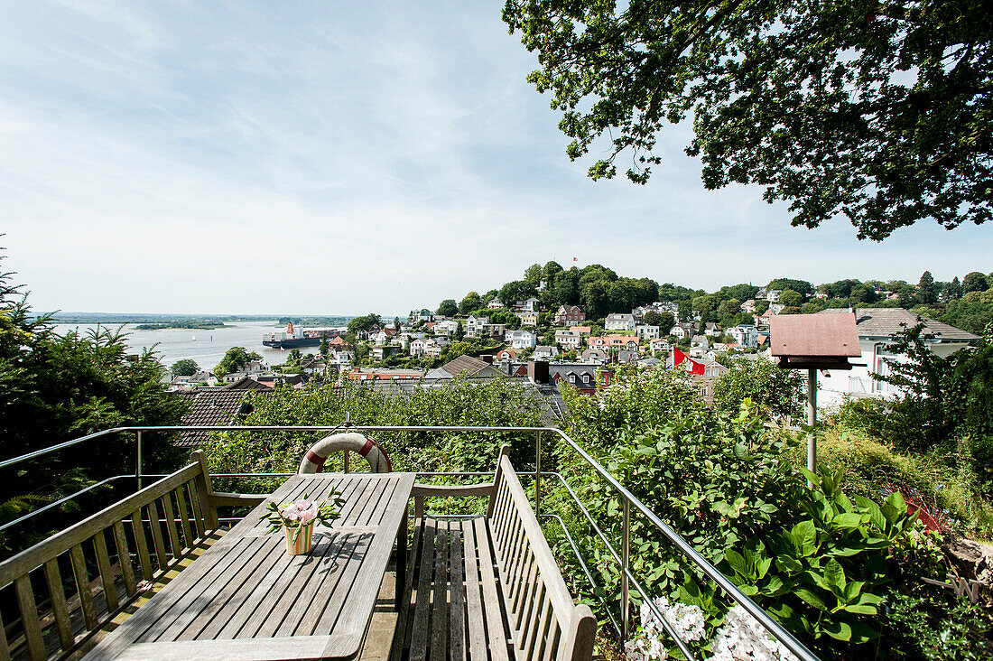 Blick auf die Elbe mit Treppenviertel und Süllberg von Blankenese, Hamburg, Nordeutschland, Deutschland