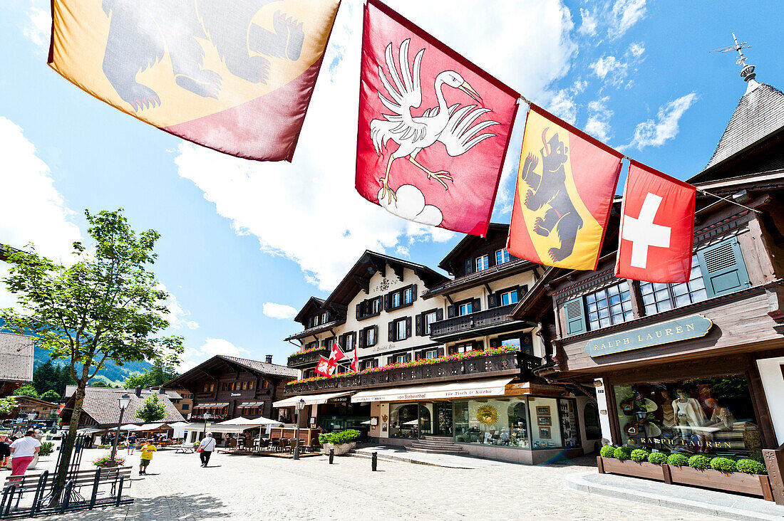 Einkaufsstrasse und Promenade von Gstaad, Berner Oberland, Schweiz, Europa