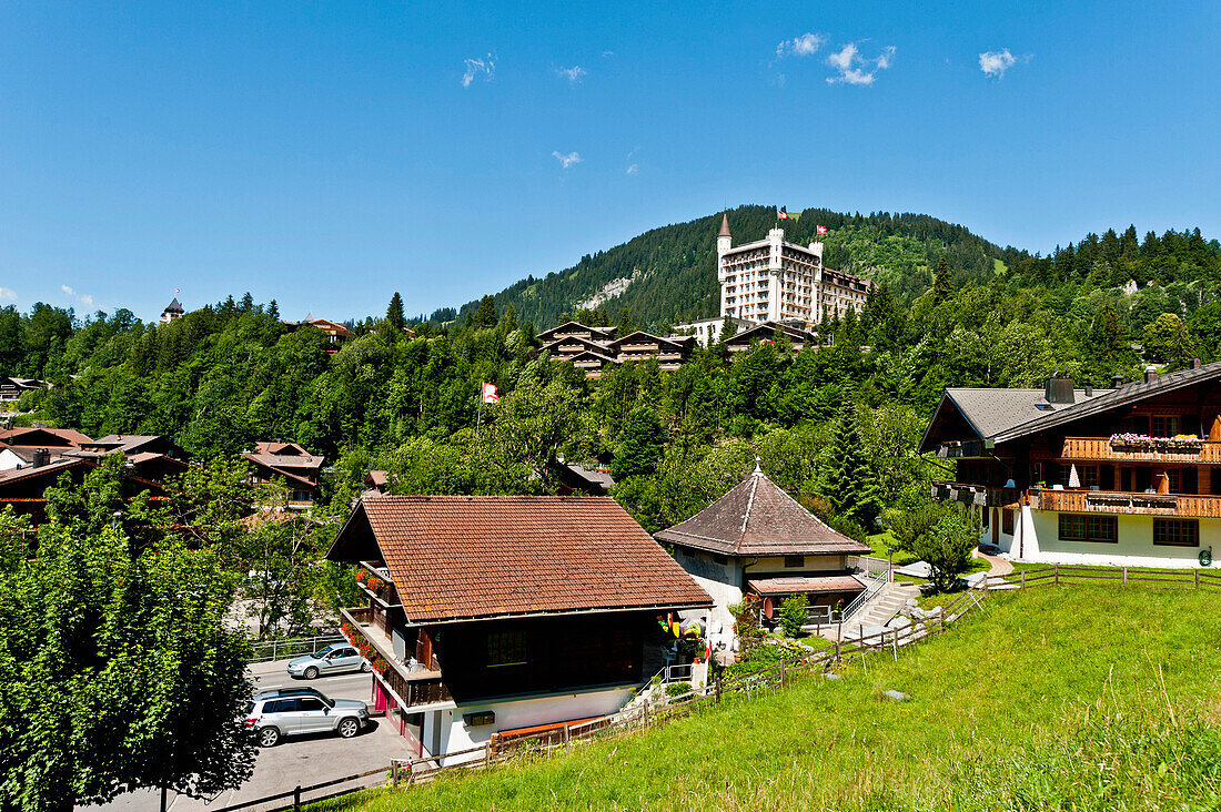 Blick auf Hotel Palace und typische schweizer Häuser in Gstaad, Berner Oberland, Schweiz, Europa