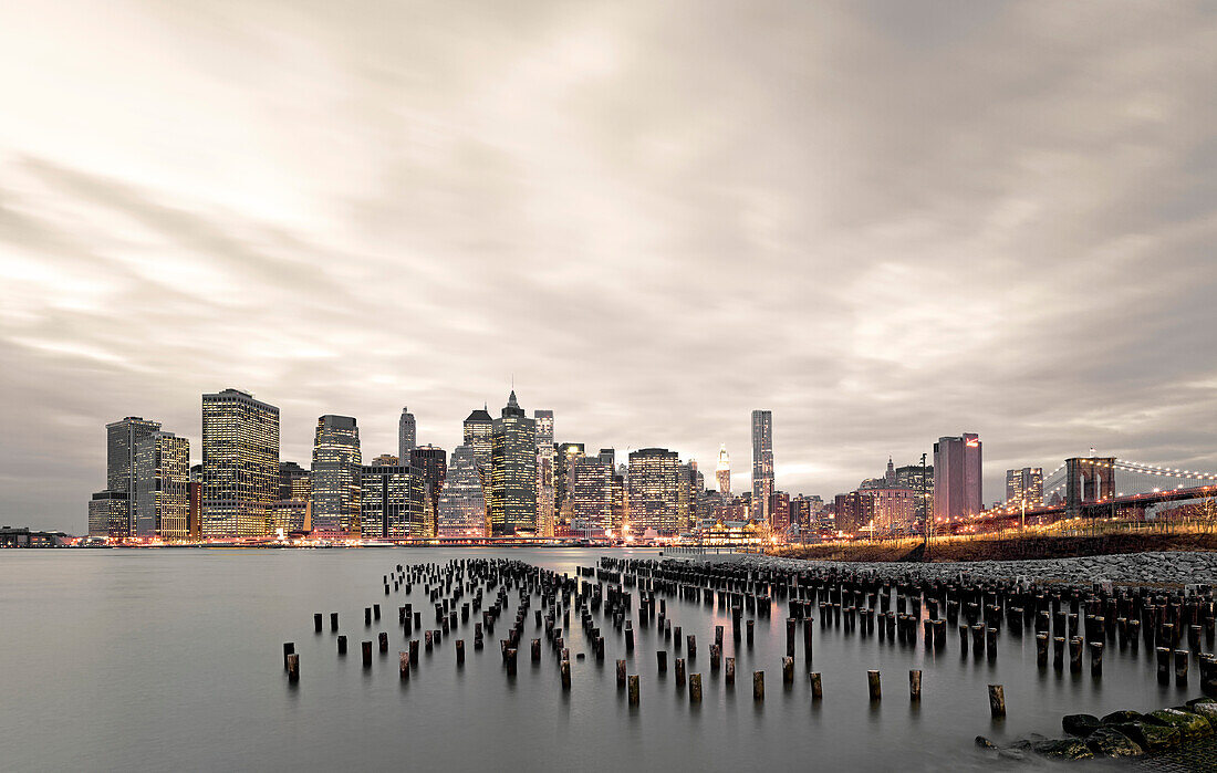 Blick auf Manhattan Skyline und Brooklyn Bridge, Manhattan, New York City, New York, USA