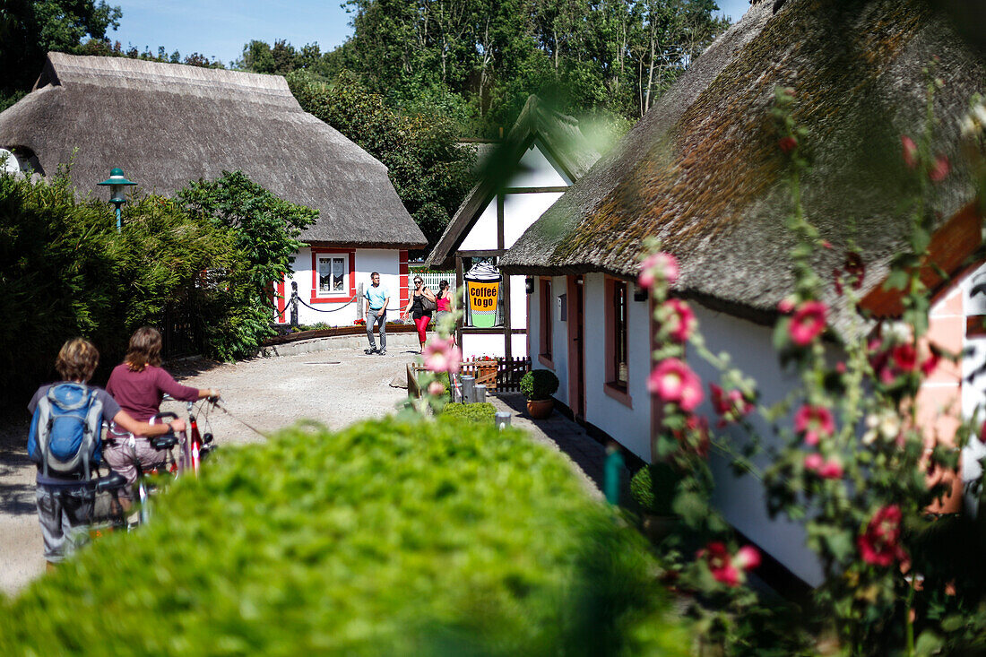 Touristen in Dorf Vitt, Ostsee, Vitt, Kap Arkona, Insel Rügen, Mecklenburg-Vorpommern, Deutschland