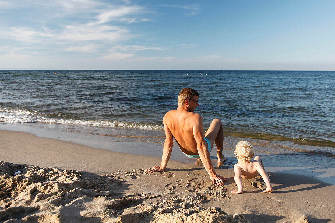 Vater und Sohn (2 Jahre) spielen am Strand, Göhren, Insel Rügen, Mecklenburg-Vorpommern, Deutschland