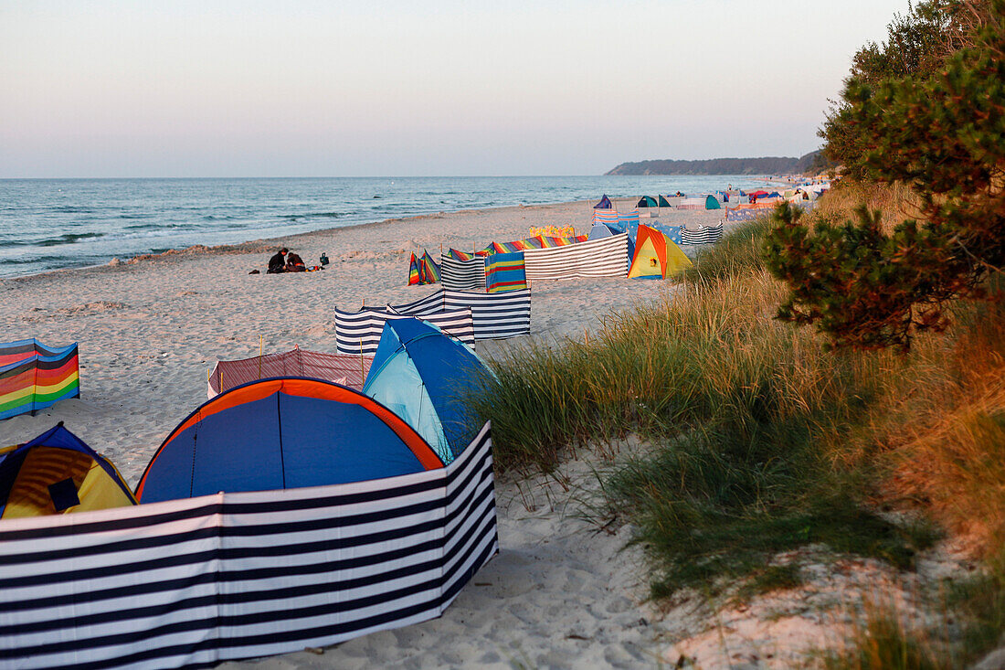 Zelte am Strand, Strand bei Bakenberg, Halbinsel Wittow, Insel Rügen, Mecklenburg-Vorpommern, Deutschland