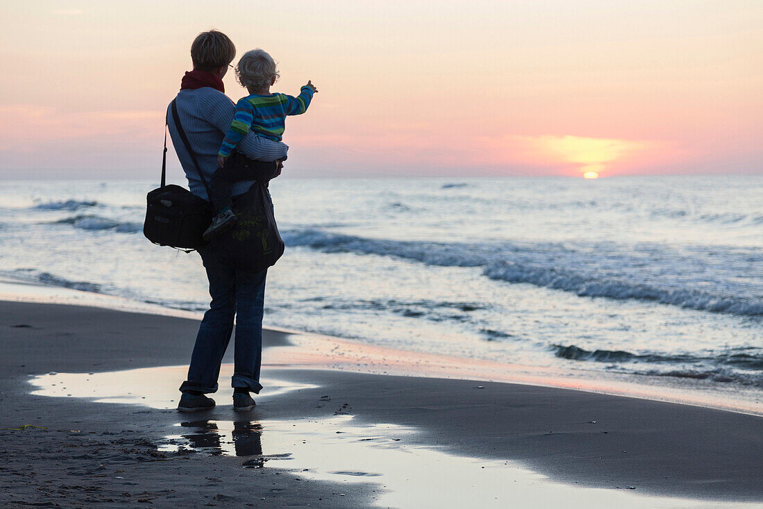 Mutter und Sohn (2 Jahre) betrachten Sonnenuntergang über der Ostsee, Bakenberg, Halbinsel Wittow, Insel Rügen, Mecklenburg-Vorpommern, Deutschland