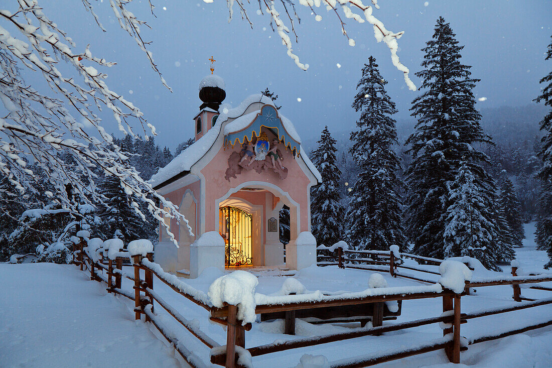 Chapel Maria Koenigin at lake Lautersee in winter, Mittenwald, Werdenfelser Land, Upper Bavaria, Bavaria, Germany