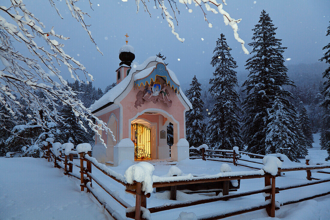 Kapelle Maria-Königin am Lautersee im Winter bei Schneefall, Mittenwald, Werdenfelser Land, Oberbayern, Bayern, Deutschland