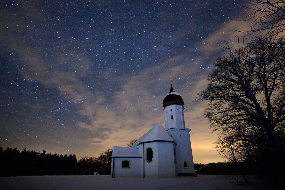 Hubkapelle unter Sternenhimmel im Winter, Penzberg, Wolkenstimmung, Oberbayern, Bayern, Deutschland, Europa