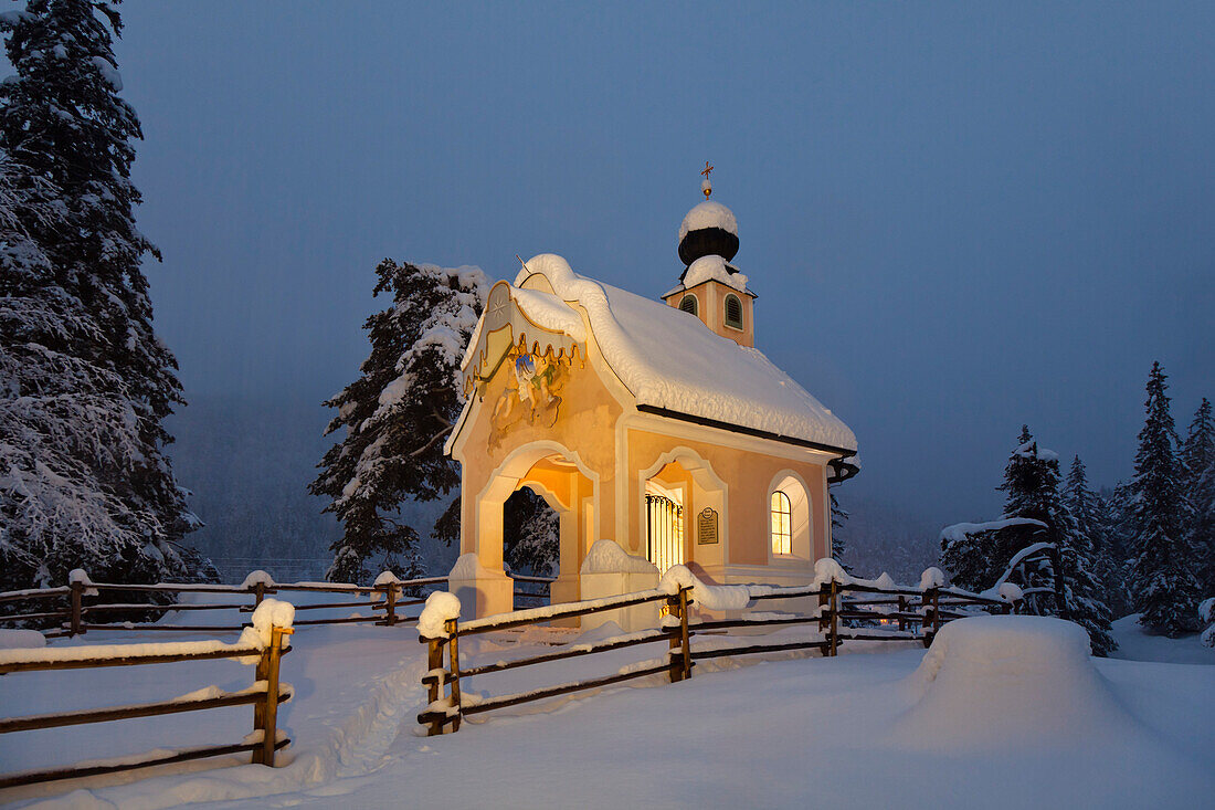 Chapel Maria Koenigin at lake Lautersee in winter, Mittenwald, Werdenfelser Land, Upper Bavaria, Bavaria, Germany