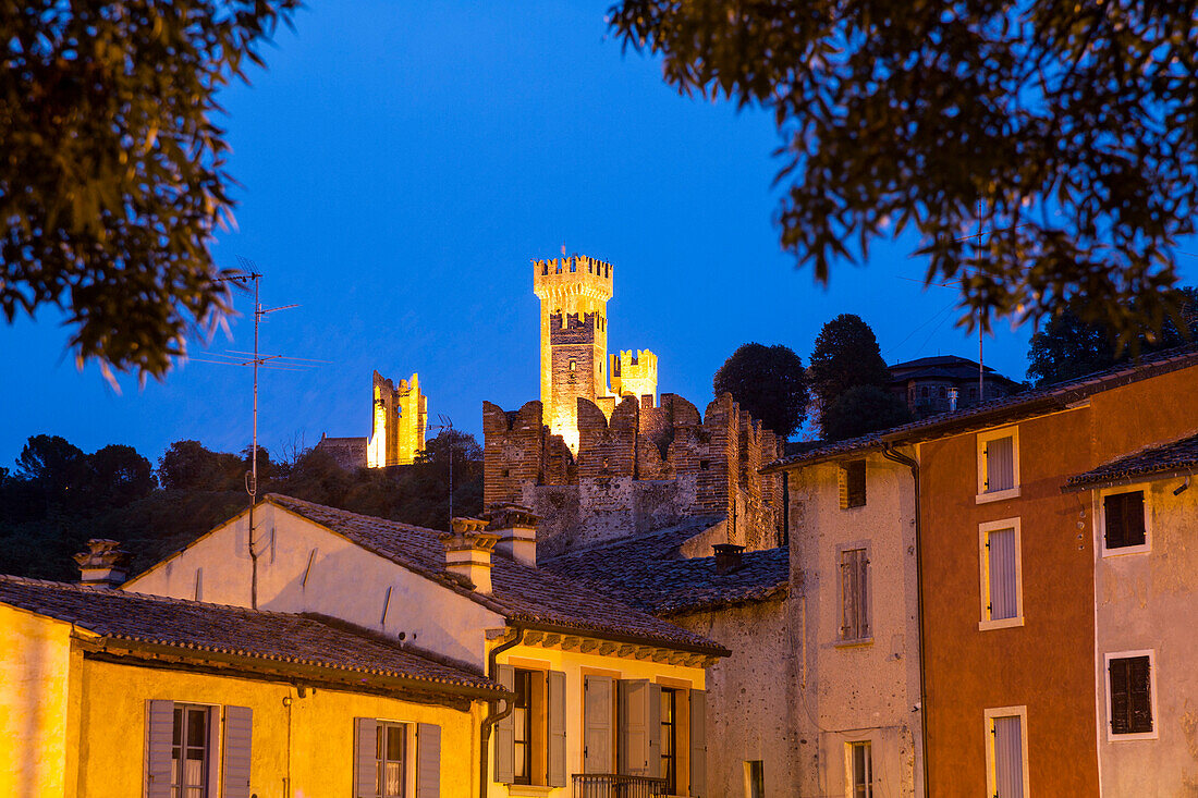 Borghetto mit Burg, in der Dämmerung, Valeggio sul Mincio, Venetien, Italien