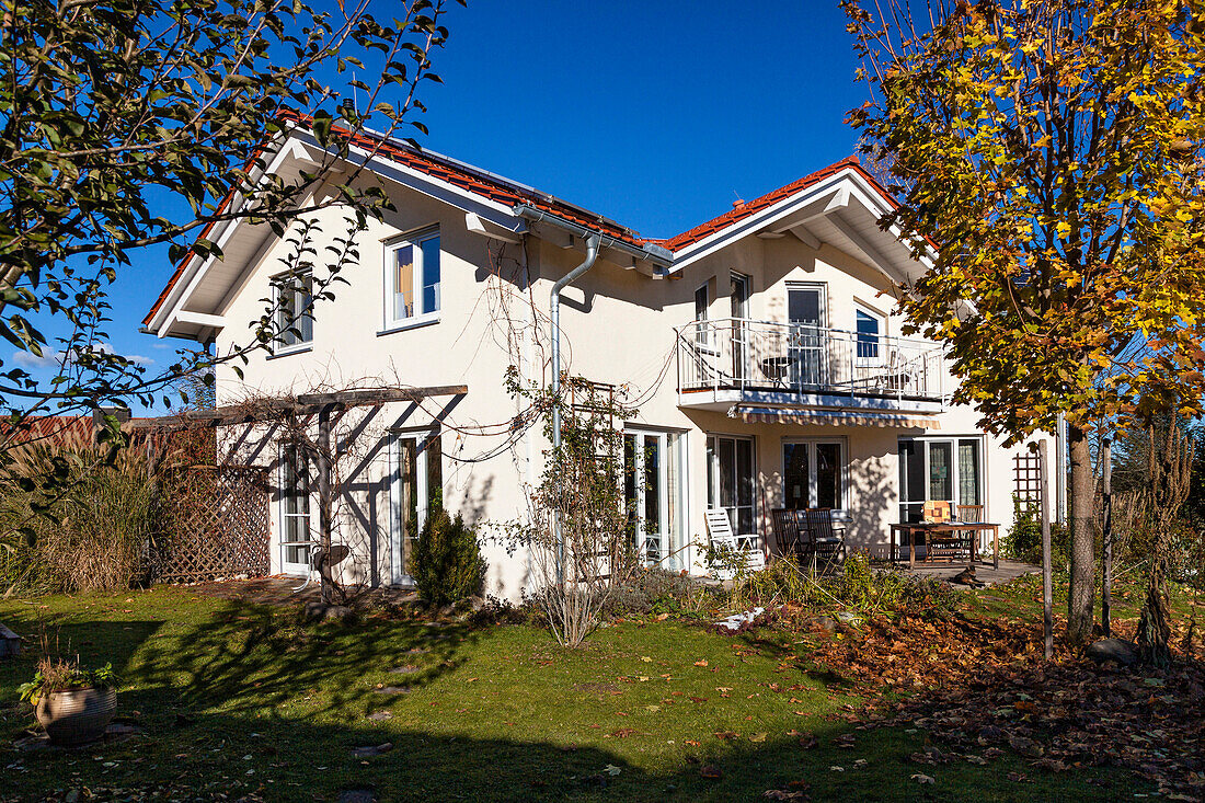 Einfamilienhaus mit Garten im Herbst, Oberbayern, Deutschland