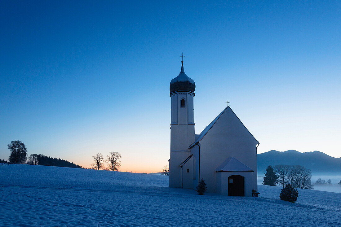 Kirche Sankt Johannisrain in der Morgendämmerung, Penzberg, Oberbayern, Bayern, Deutschland