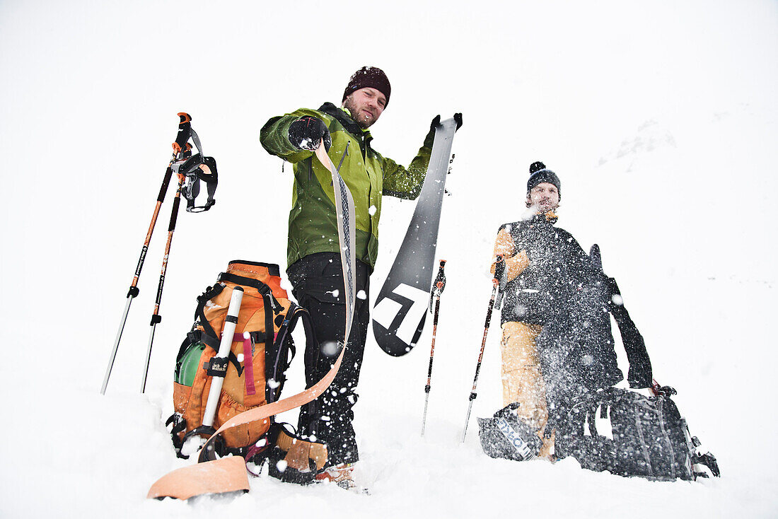 Mann löst Steigfelle von seinen Ski, Laliderer Scharte, Risstal, Tirol, Österreich