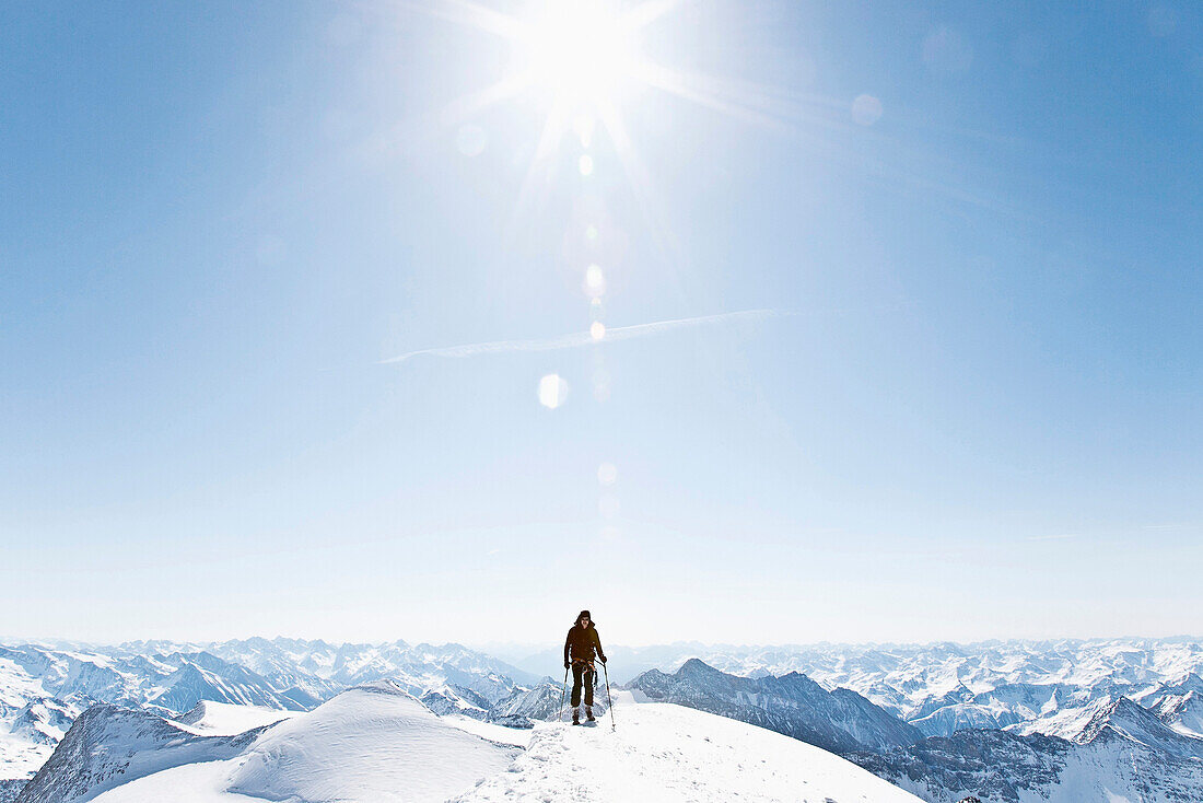 Mann am Gipfelgrat des Großvenediger, Hohe Tauern, Tirol, Österreich