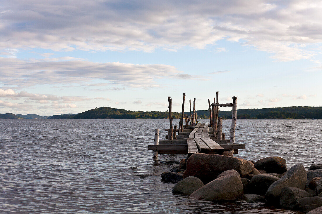 Holzsteg an der schwedischen Küste, Strandskogen, Lysekil, Bohuslän, Schweden