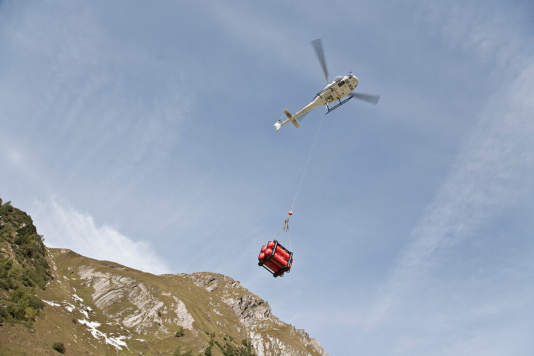 Helicopter flys gas tanks towards the Stuedlhut, supply air, Grossglockner, Karls on the Grossglockner, Hohe Tauern, Austria