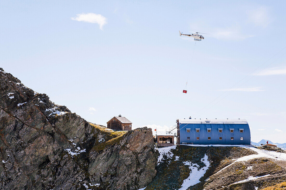 Helicopter flys gas tanks towards the Stuedlhut, supply air, Grossglockner, Karls on the Grossglockner, Hohe Tauern, Austria