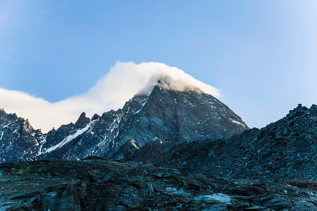 Großglockner im Morgenlicht mit Wolkenfahne, Stüdlgrat, Stüdlhütte, Lucknerhaus, Karls am Großglockner, Tirol, Österreich