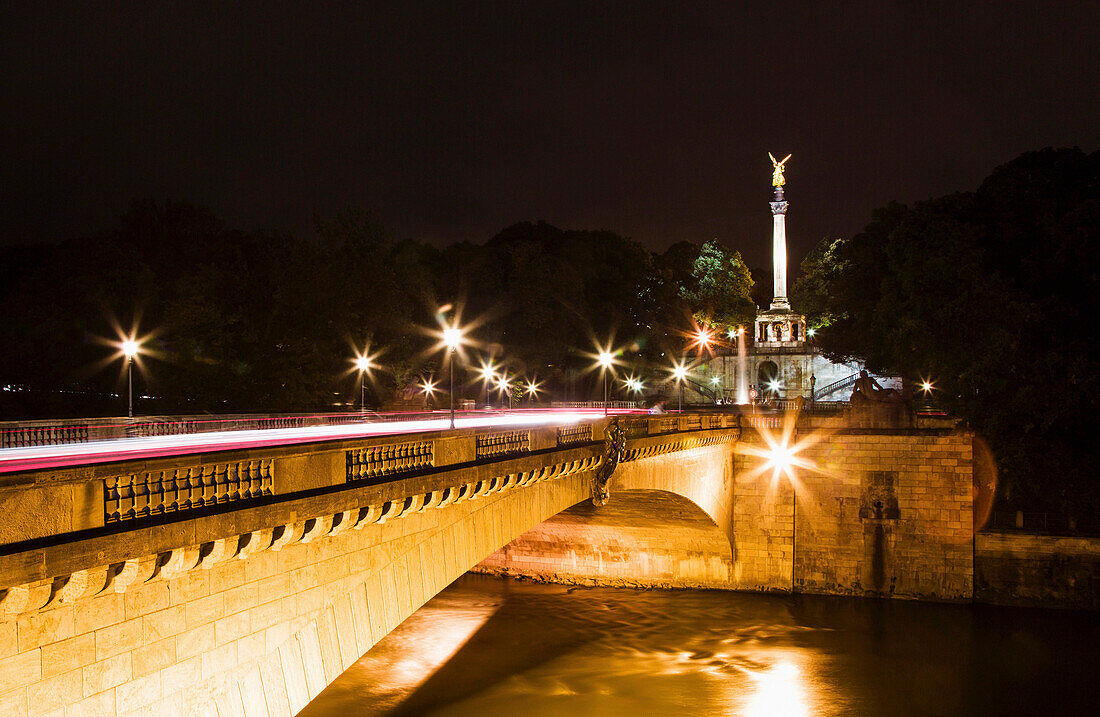 Autos überqueren die Luitpoldbrücke bei Nacht, Friedensengel, Prinzregentenstraße, Isar, München, Bayern, Oberbyern, Deutschland