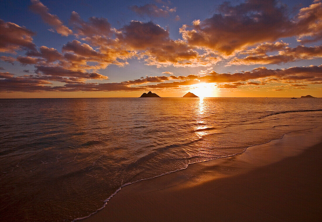 Hawaii, Oahu, Lanikai beach at sunrise.