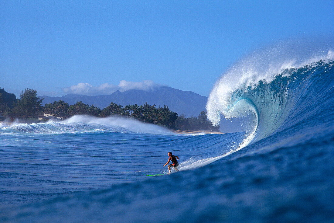 Hawaii, Oahu, North Shore, Noah surfs Pipeline, side view of breaking wave B1346