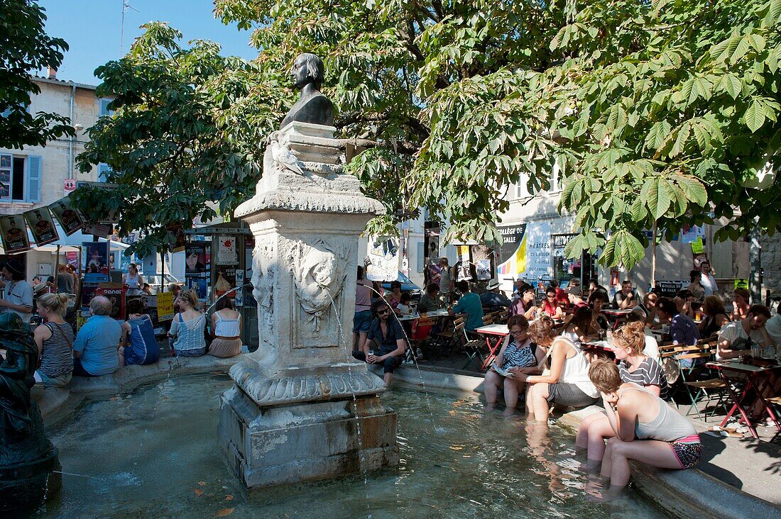 Vaucluse - Festival of Avignon 2012 - festival-goers cooling in the fountain of the square Louis Pasteur