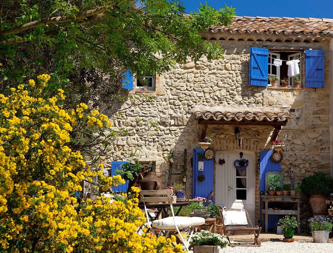 France, Vaucluse (84), Traditional house in Provence, charming and garden decor of the facade (permission to publish) /