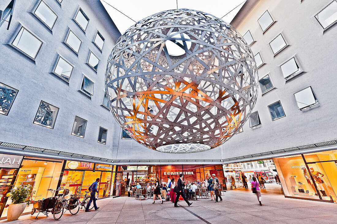 Große, hängende Kugel aus Stahlgeflecht, Sphere Skulptur von Olafur Eliasson, Fünf Höfe, München, Oberbayern, Bayern, Deutschland