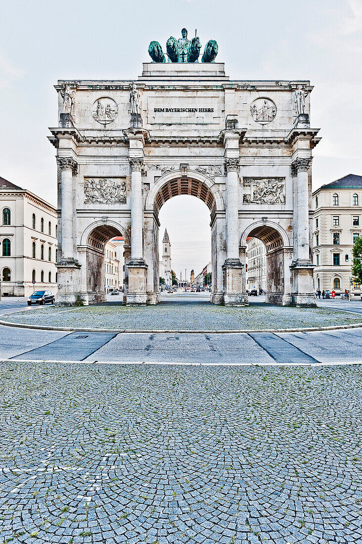 Three-arched triumphal arch with quadriga, Siegestor, Munich, Upper Bavaria, Bavaria, Germany
