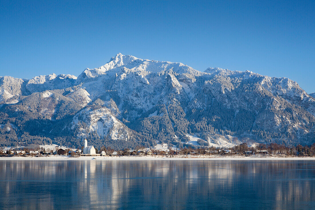 Blick über den Forggensee auf den Tegelberg, Allgäu, Bayern, Deutschland
