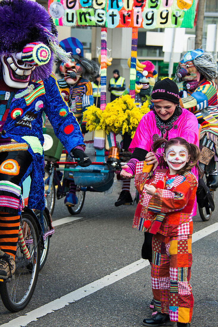 Kleines Mädchen als Clown verkleidet beim Karnevalsumzug, Basler Fasnacht, Basel, Kanton Basel, Schweiz