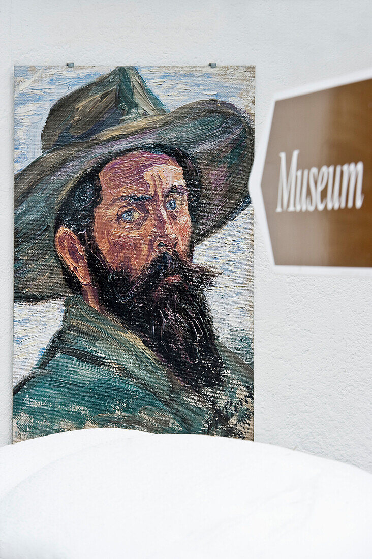 Gemälde und Museumsschild, Berry Museum, St. Moritz, Oberengadin, Kanton Graubünden, Schweiz
