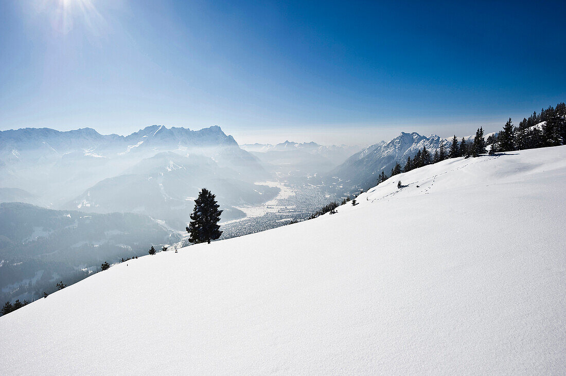 Blick vom Wank auf Garmisch und Zugspitze, Garmisch-Partenkirchen, Bayern, Deutschland
