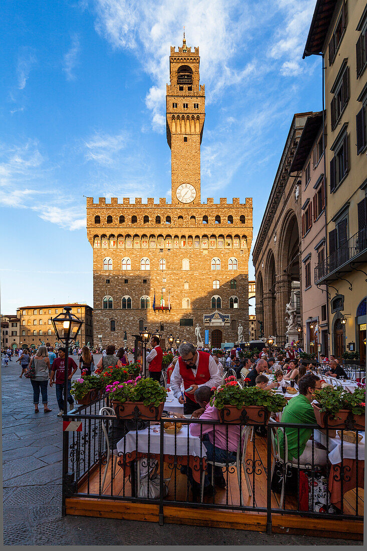 Restaurant vor dem Palazzo vecchio auf der Piazza della Signoria, Florenz, Toskana, Italien, Europa