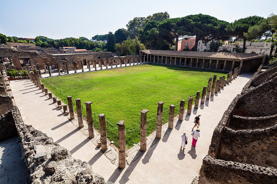 Palaestra, Quadriporticus of the Theatres, historic town of Pompeii in the Gulf of Naples, Campania, Italy, Europe