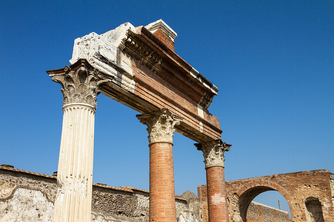 Corinthian columns at the temple of Jupiter, via del foro, historic town of Pompeii in the Gulf of Naples, Italy, Europe
