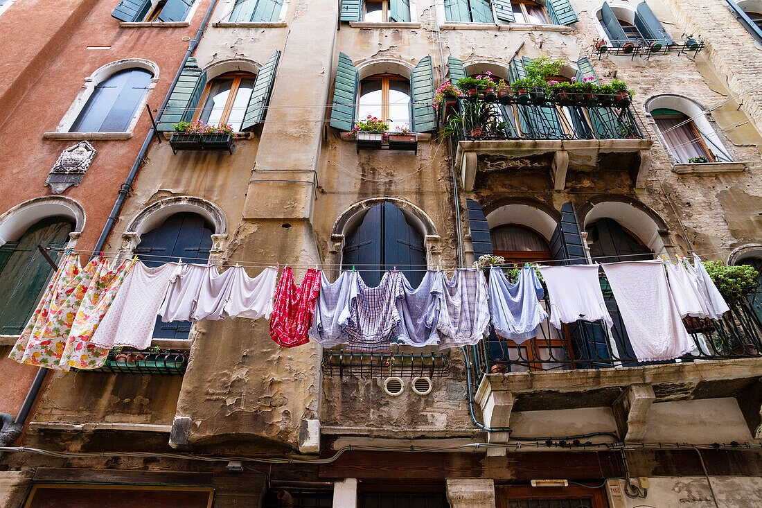 Hausfassade mit Wäsche, Venedig, Lagune von Venedig, Venetien, Italien, Europa