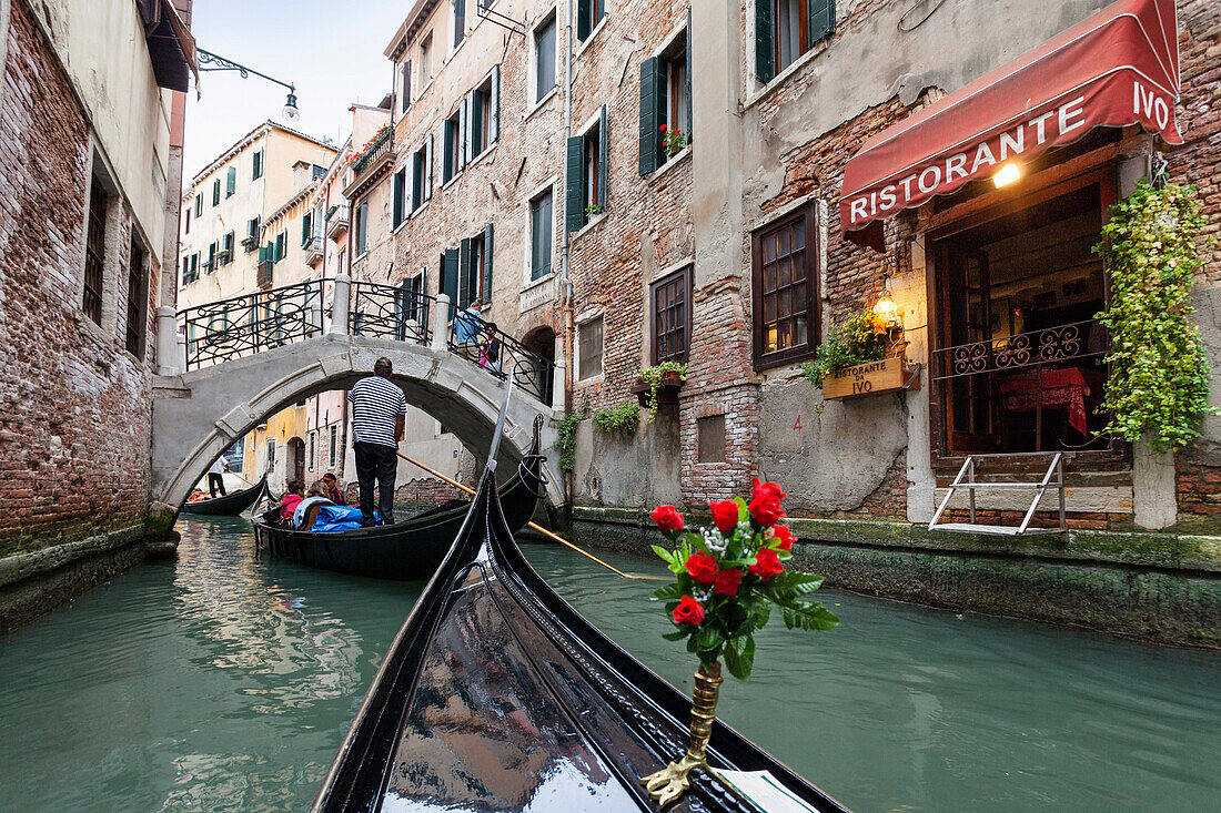 Gondelfahrt auf den Kanälen von Venedig, Restaurant, Lagune von Venedig, Venetien, Italien, Europa