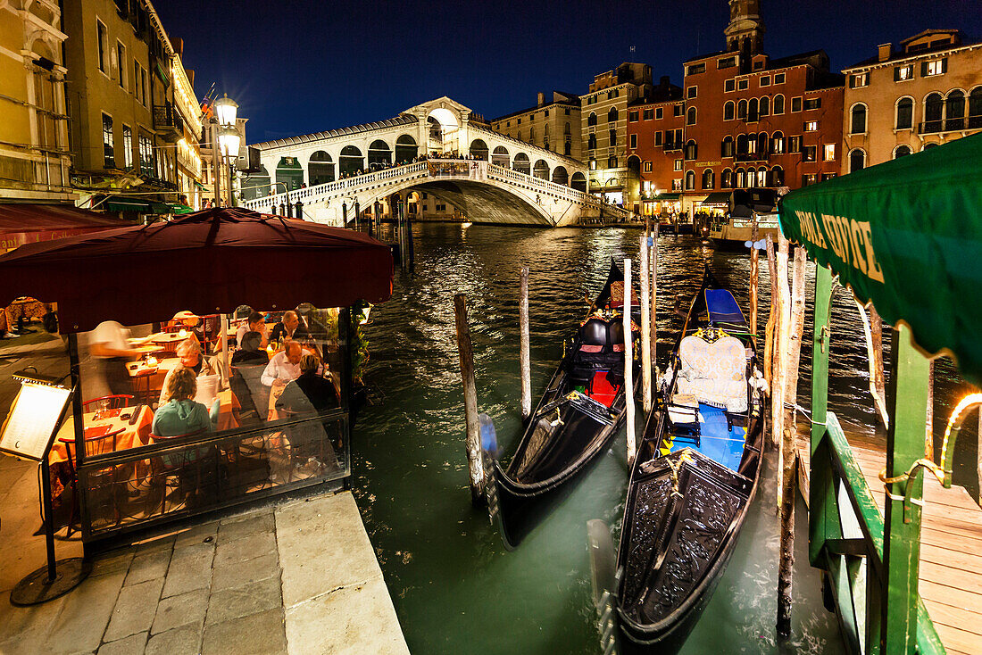 Canale Grande mit Rialto Brücke am Abend, Venedig, Lagune von Venedig, Venetien, Italien, Europa