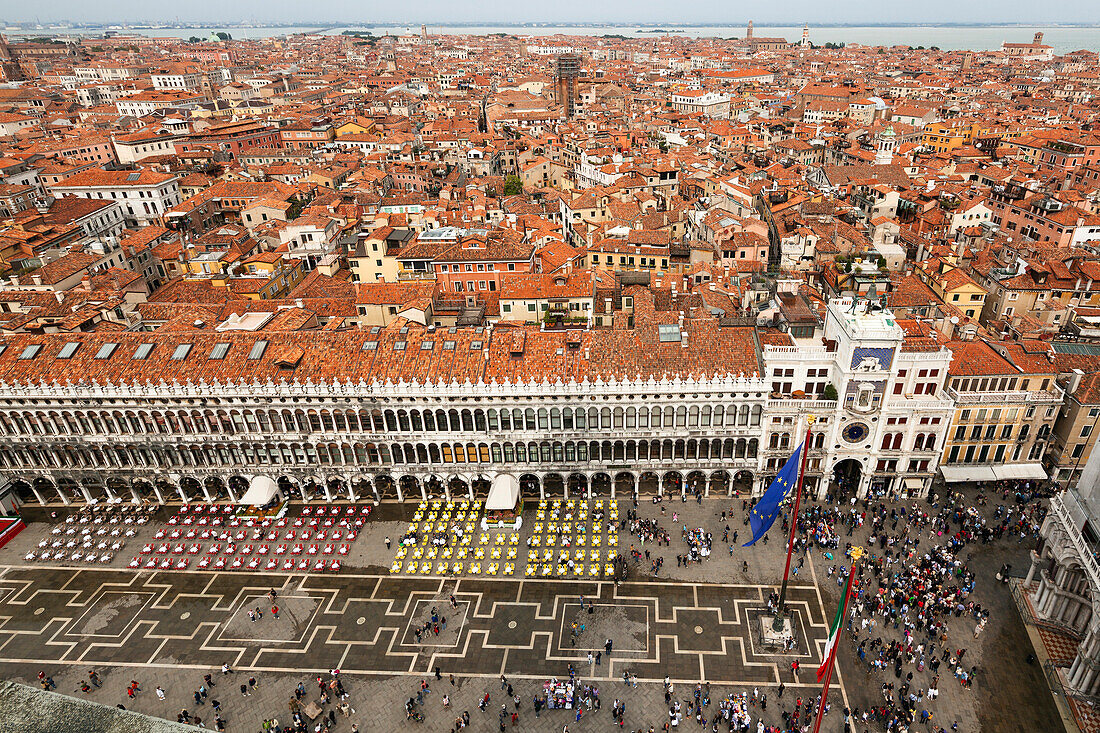 Alte Prokuratien und Uhrturm, am Markusplatz in Venedig, Lagune von Venedig, Venetien, Italien, Europa
