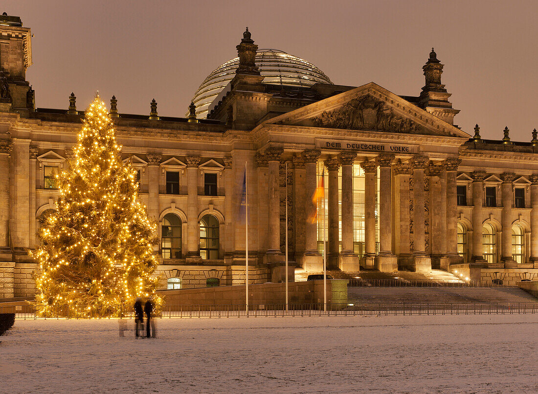 Platz der Republik und Reichstagsgebäude am Abend, Weihnachtsbaum, Berlin, Deutschland
