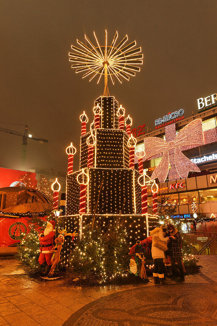 City Weihnachtsmarkt bei Nacht, Pyramide vor dem Europa-Center, Breitscheidplatz, Berlin, Deutschland, Europa
