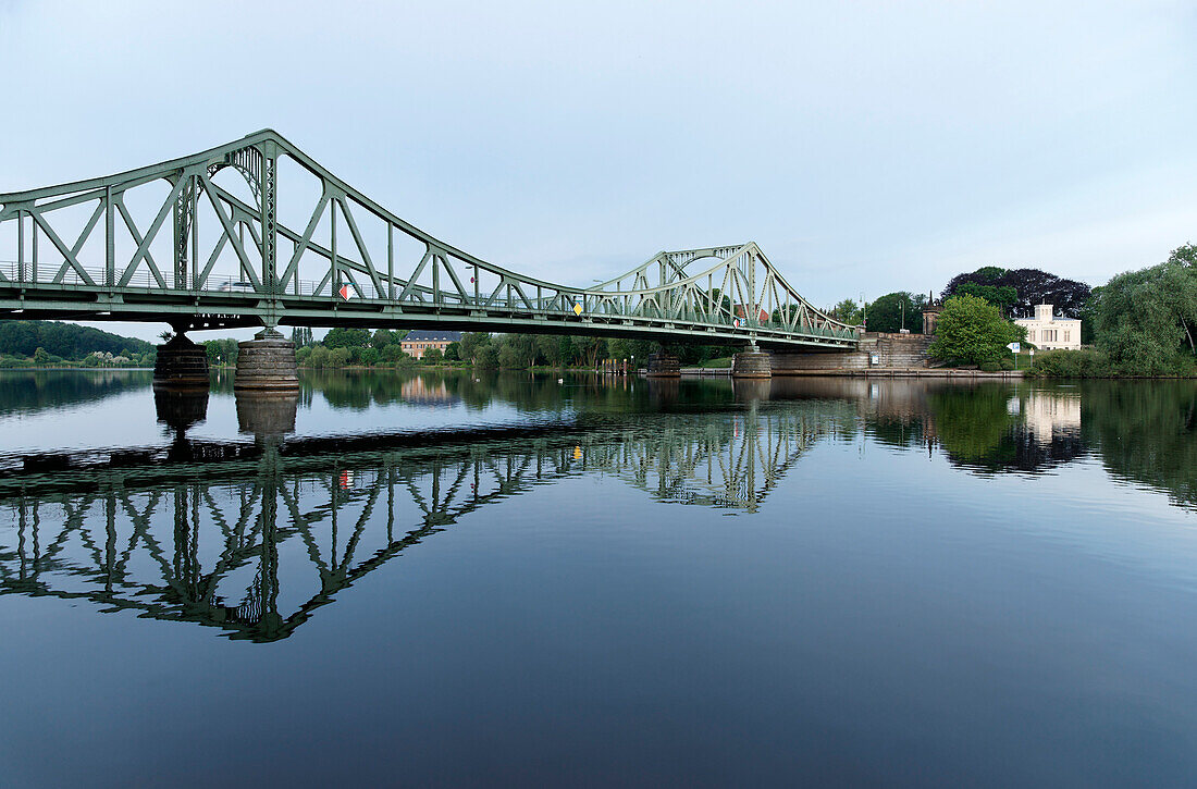 Spiegelung der Glienicker Brücke im Fluss Havel, Villa Kampffmeyer, Villa Schöningen, Potsdam, Land Brandenburg, Deutschland