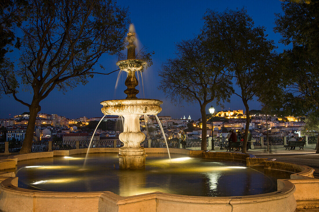 Springbrunnen im Park am Aussichtspunkt Miradouro Sao Pedro de Alcantara im Stadtviertel Chiado, Lissabon, Portugal